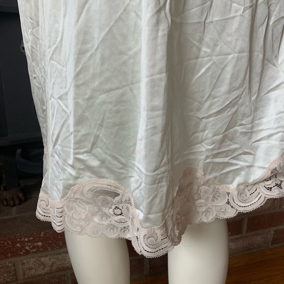 Vtg Vanity Fair lace slip - Picture 4 of 7